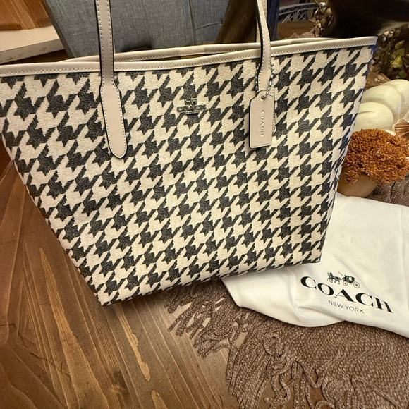 NEW W/Tags Chevron design Coach handbag(Grey & Cream.JUST THE HANDBAG! - Picture 6 of 9